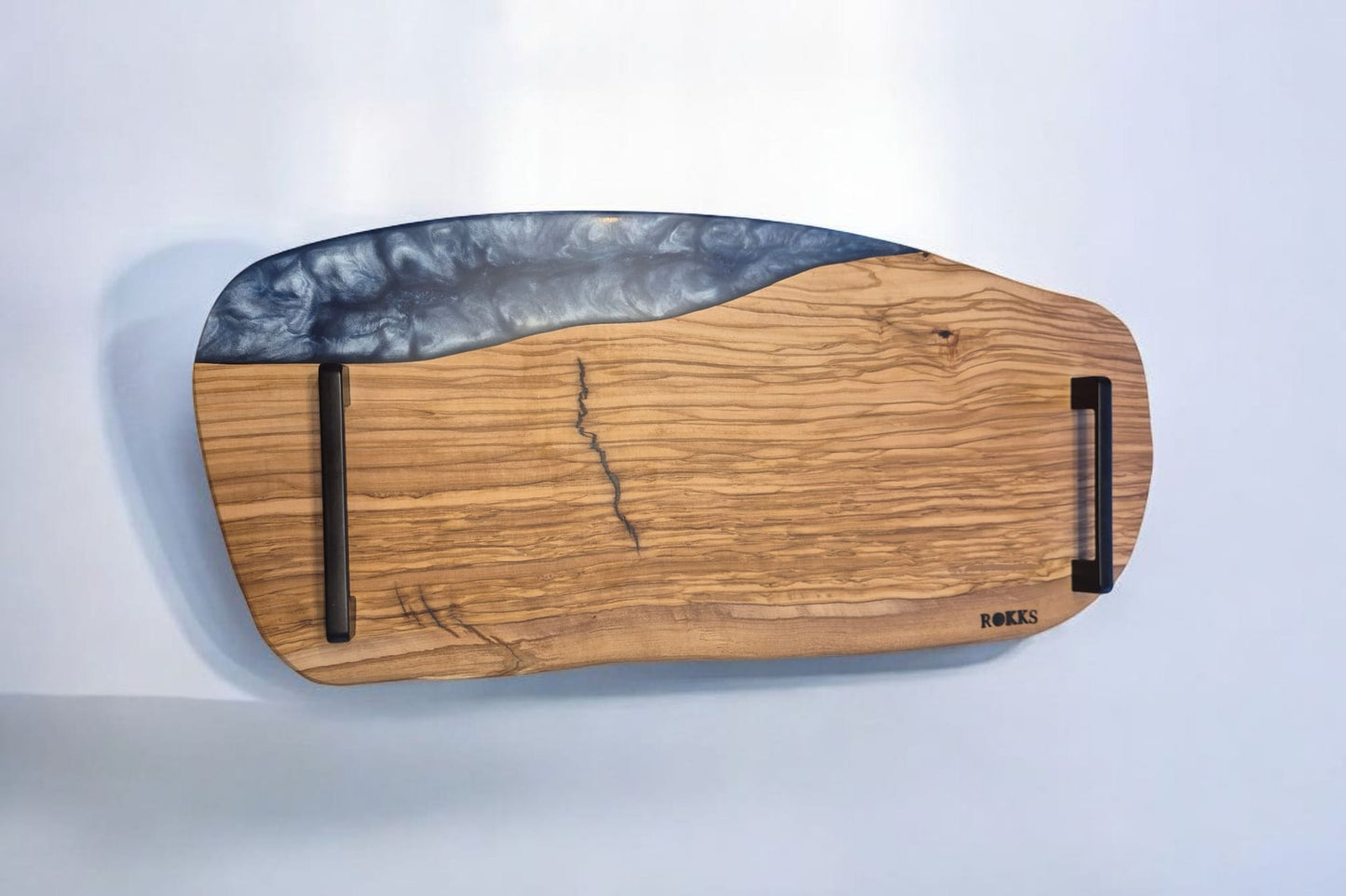 Plateau en bois d’olivier et résine époxy bleu mica