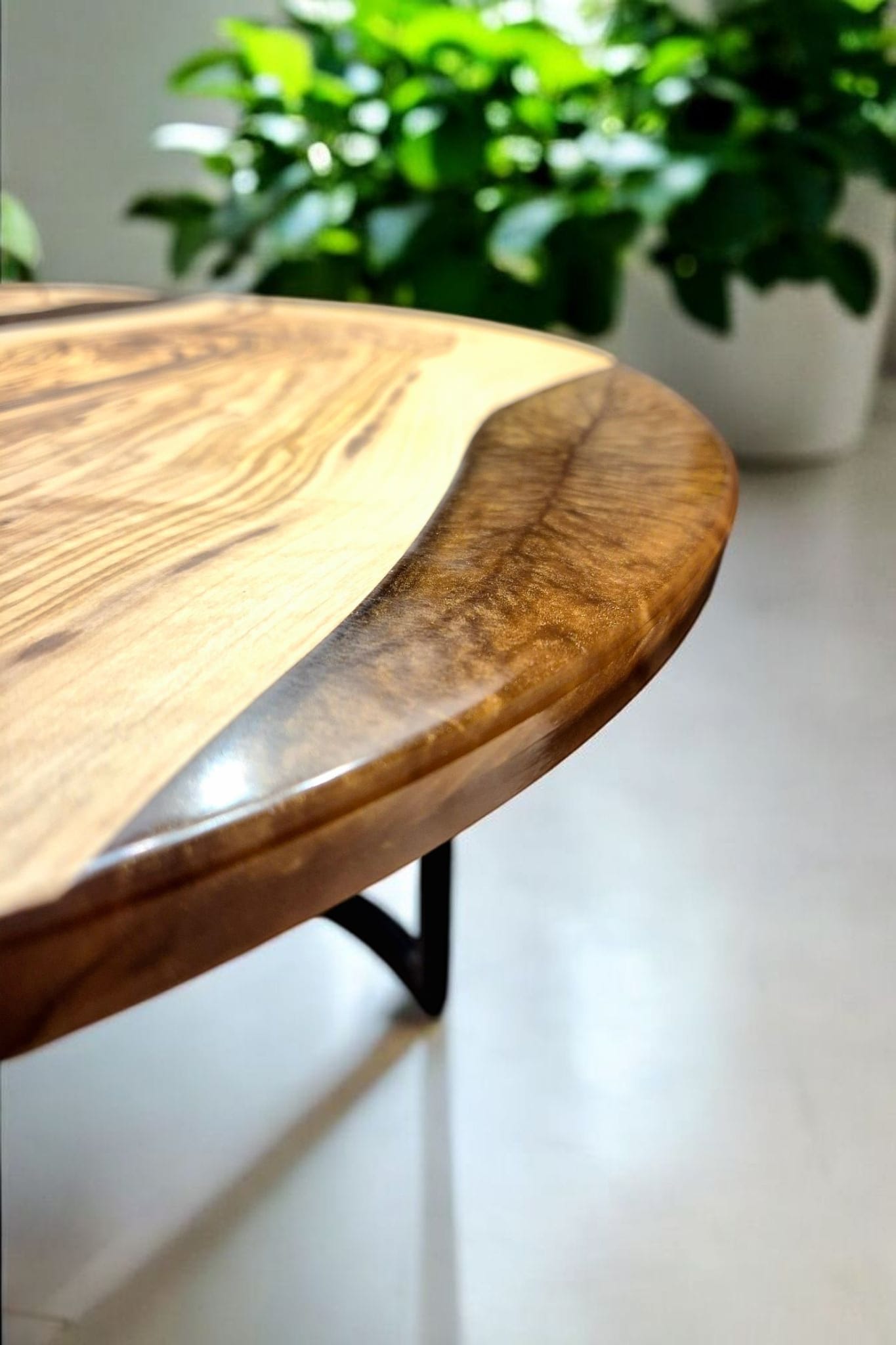 Table basse ronde en bois d’olivier et résine époxy bronze mica