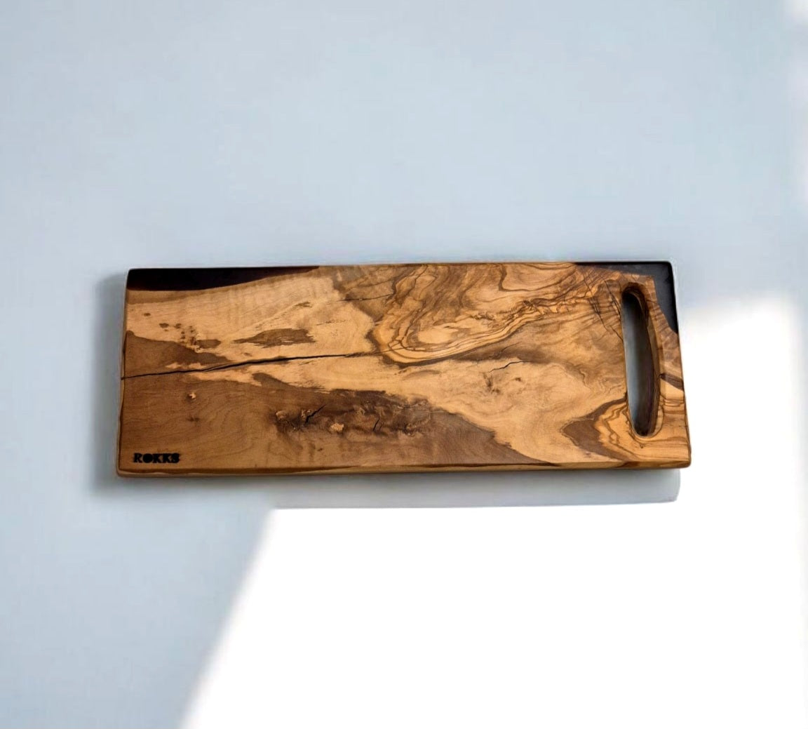 Planche à découper en bois d’olivier et epoxy brune