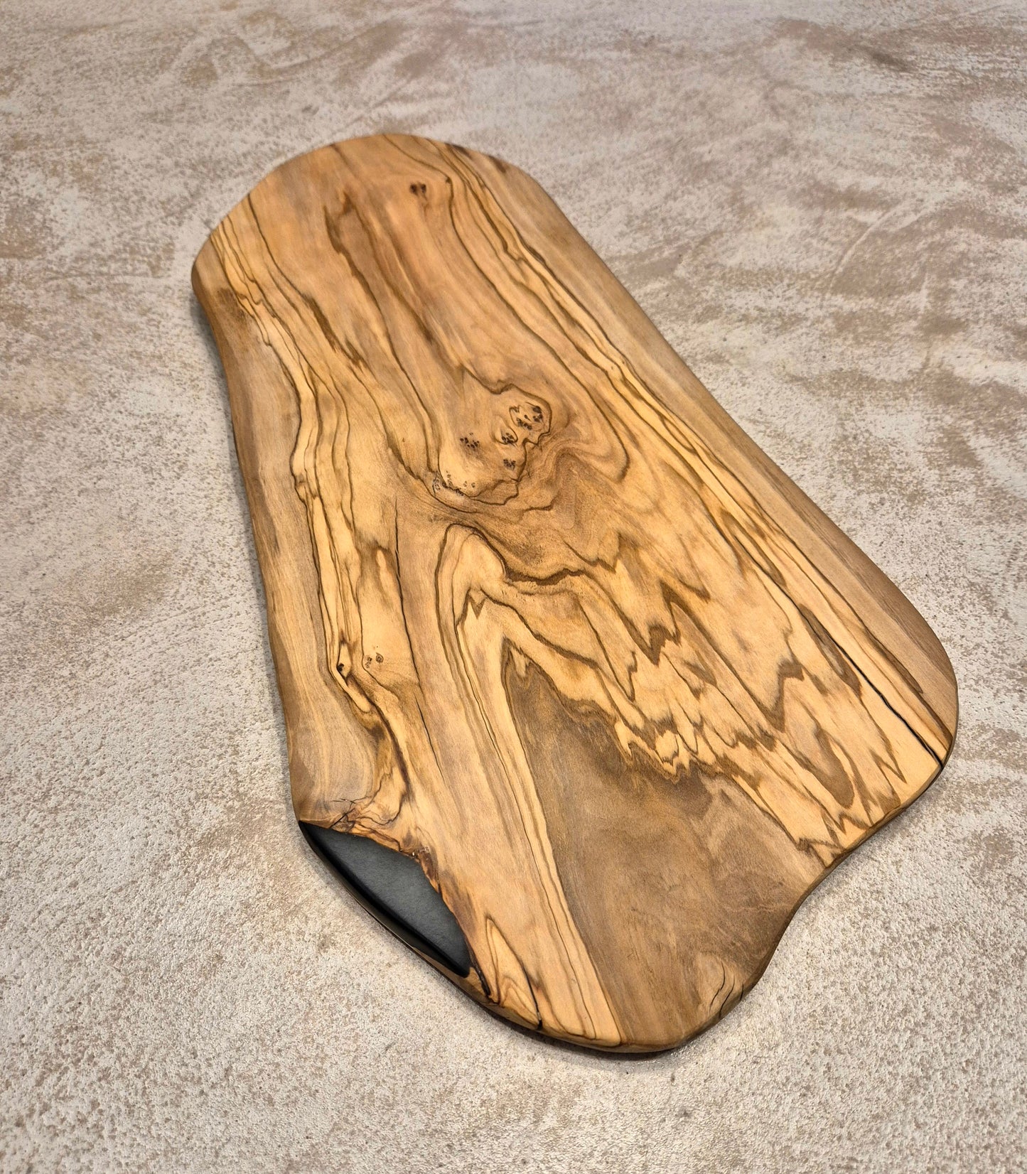 Planche à découper en bois d’olivier et epoxy