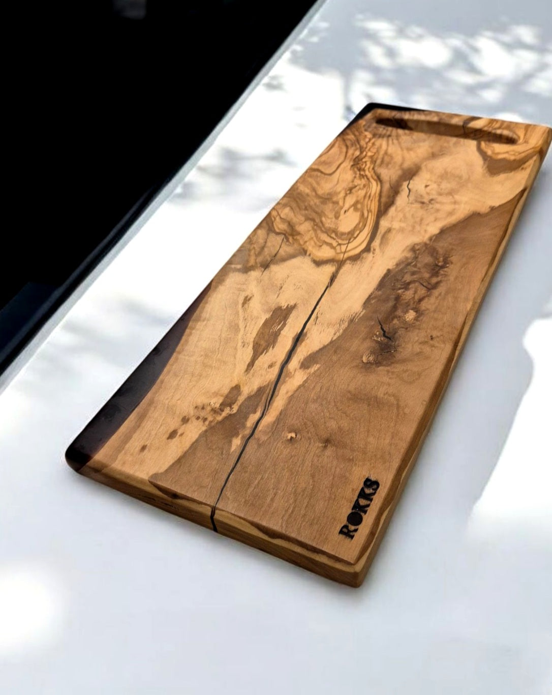 Planche à découper en bois d’olivier et epoxy brune