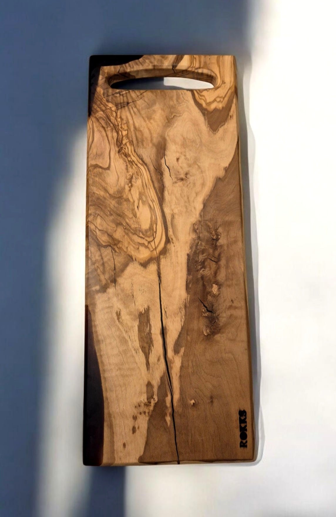 Planche à découper en bois d’olivier et epoxy brune
