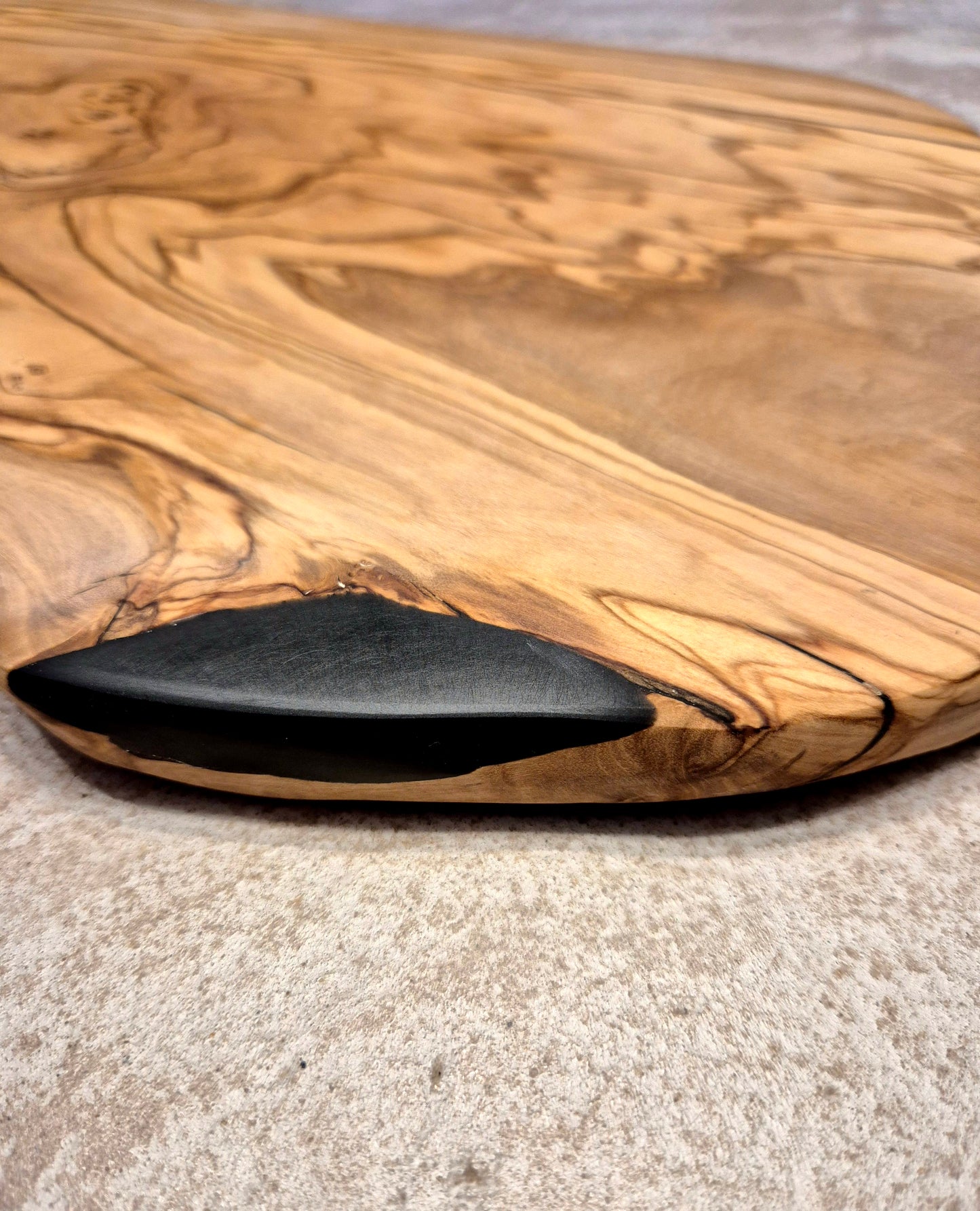 Planche à découper en bois d’olivier et epoxy