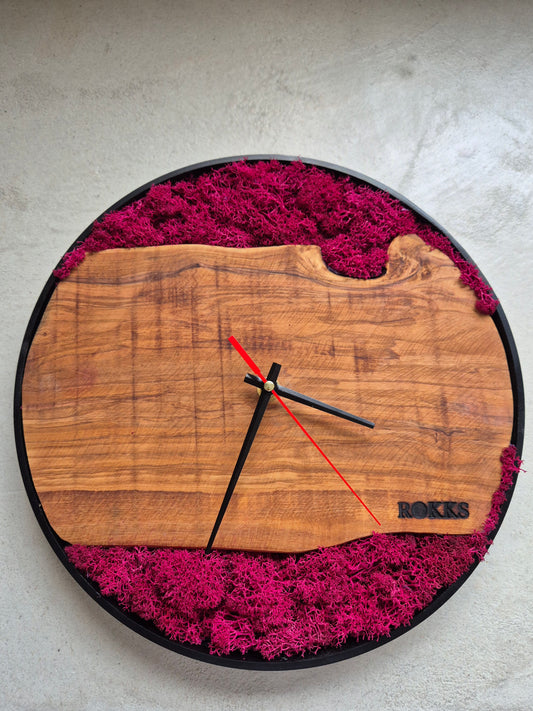 Horloge murale artisanale en bois d’olivier et mousse stabilisée fushia
