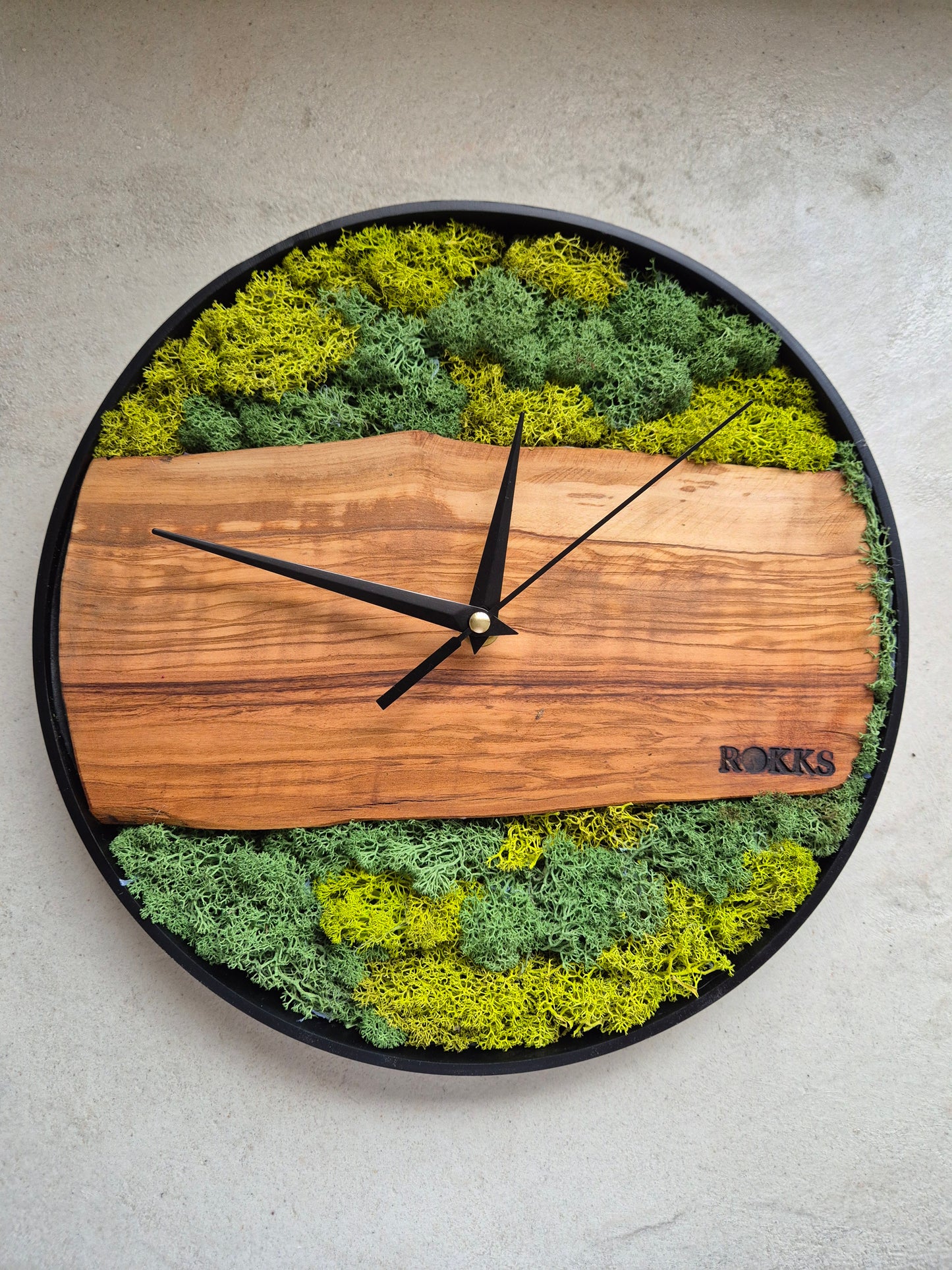 Horloge murale artisanale en bois d’olivier et mousse stabilisée verte