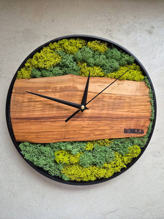 Horloge murale artisanale en bois d’olivier et mousse stabilisée verte