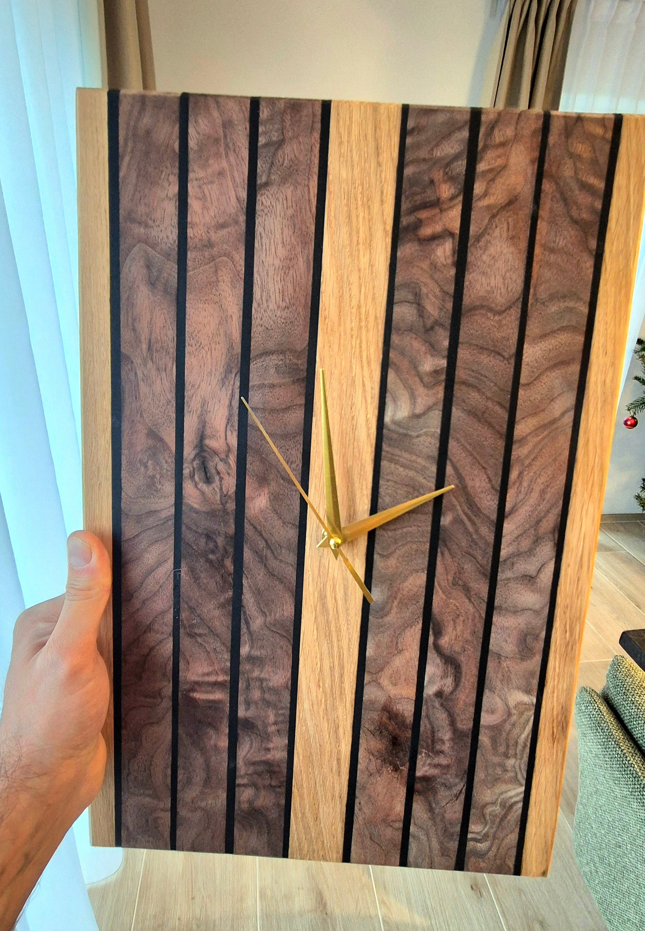 Horloge murale en noyer, chêne et résine époxy noire