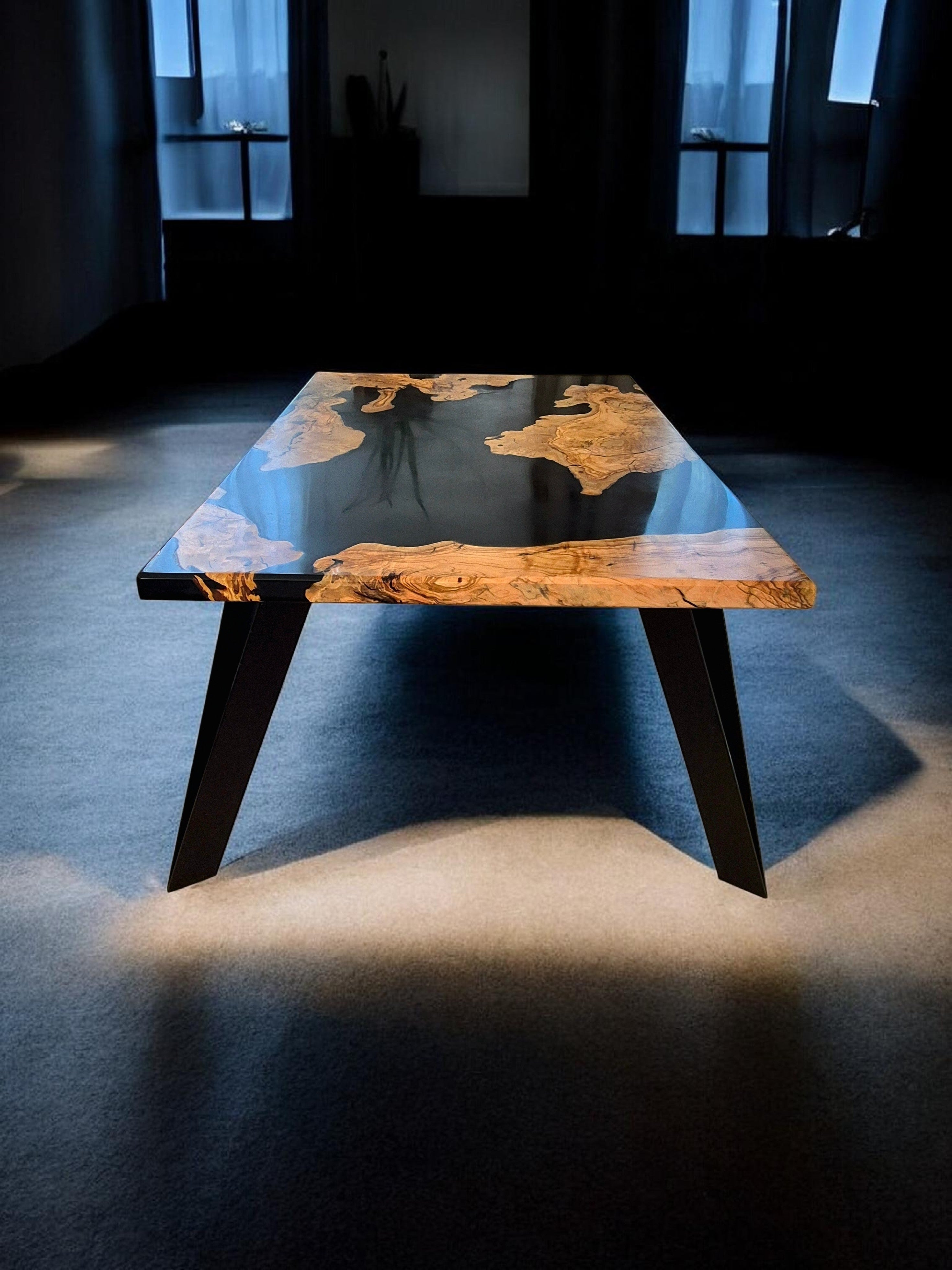 Table basse en bois d'olivier et résine epoxy