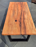 Table basse en bois massif platane sycomore et résine epoxy
