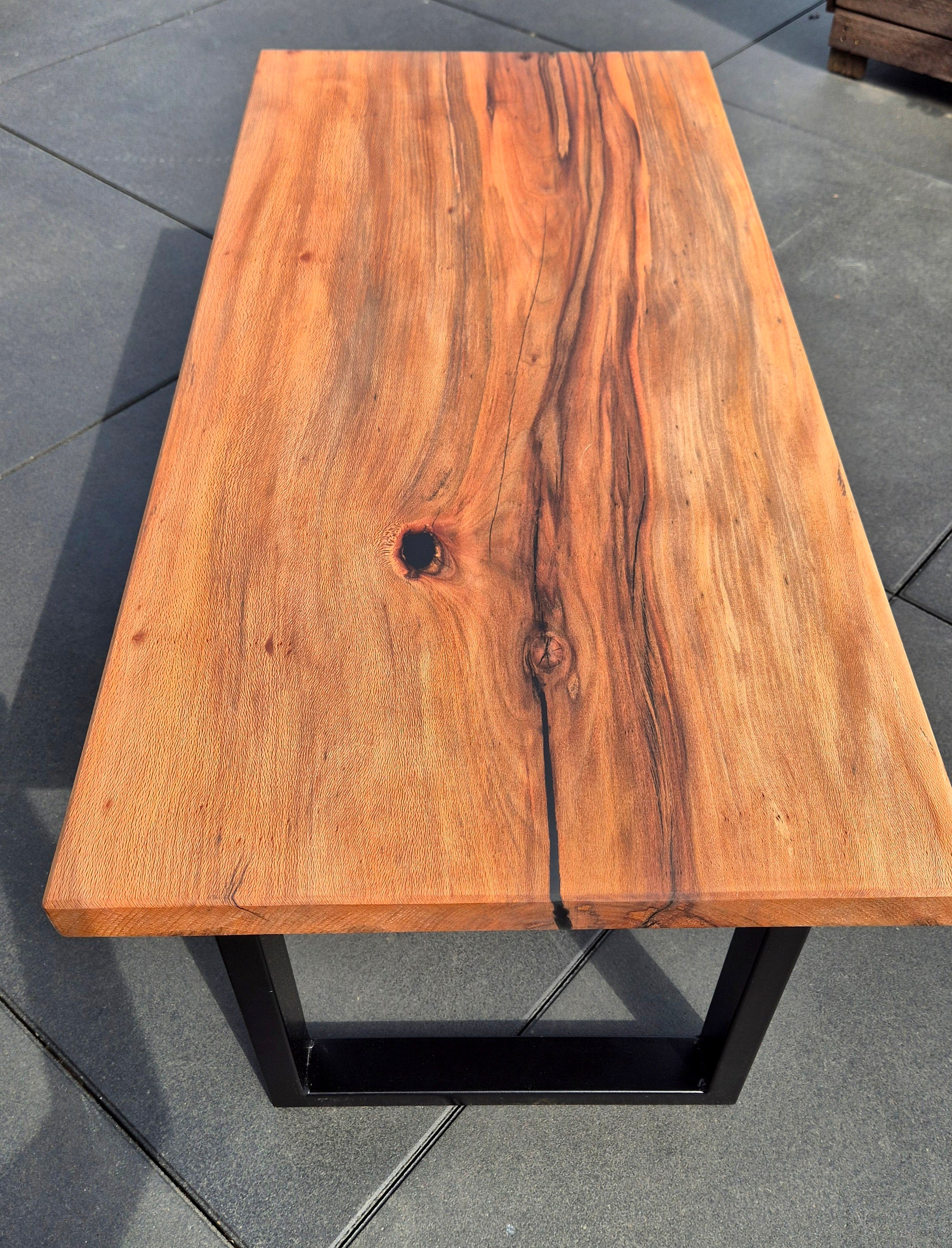 Table basse en bois massif platane sycomore et résine epoxy