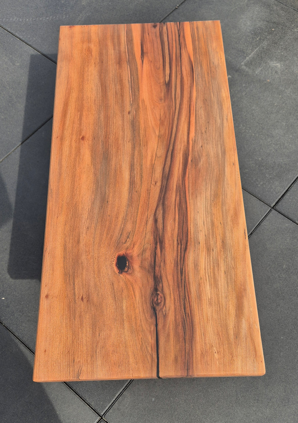 Table basse en bois massif platane sycomore et résine epoxy