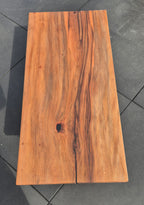 Table basse en bois massif platane sycomore et résine epoxy