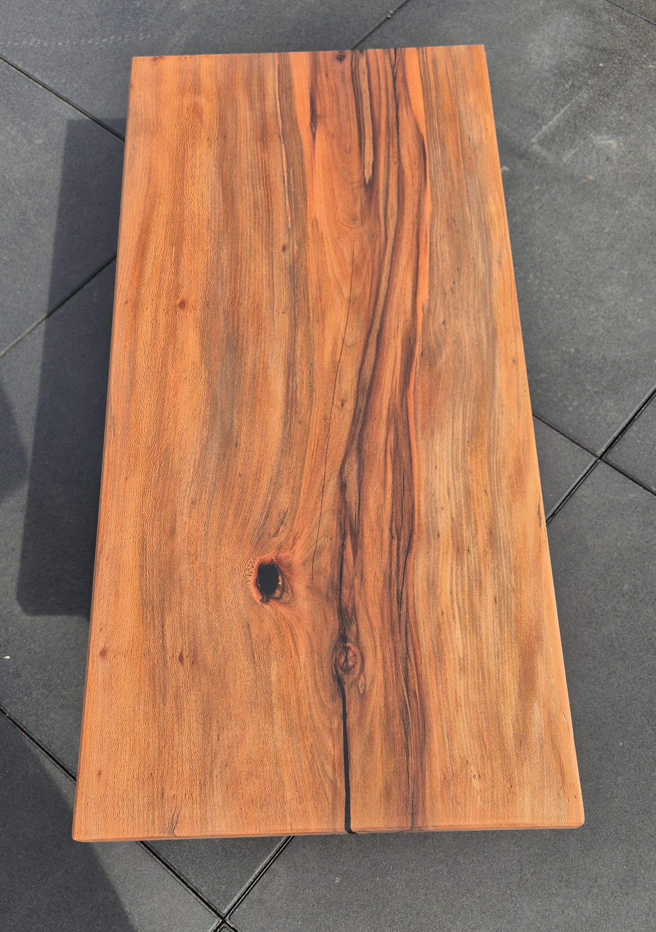 Table basse en bois massif platane sycomore et résine epoxy