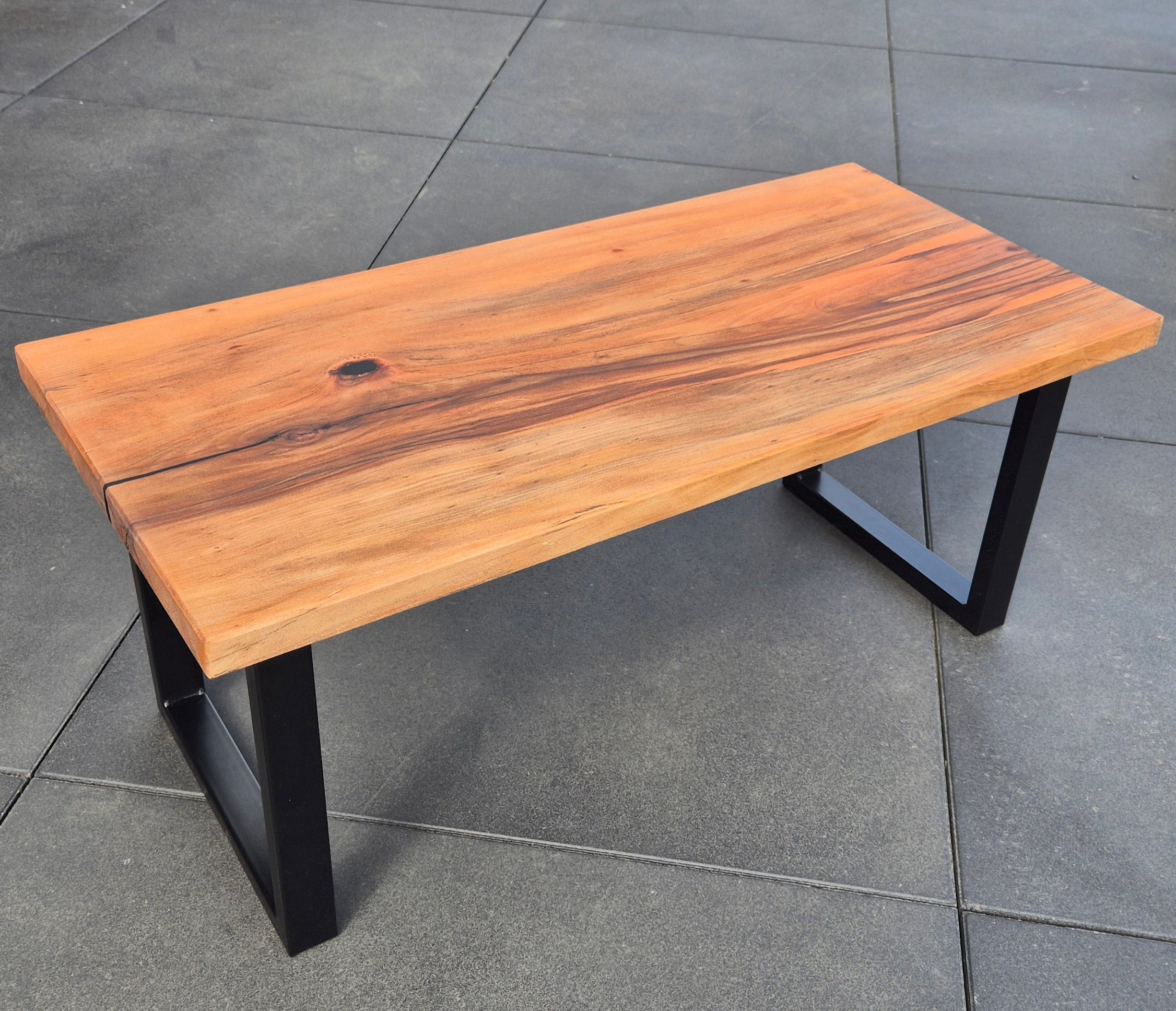 Table basse en bois massif platane sycomore et résine epoxy
