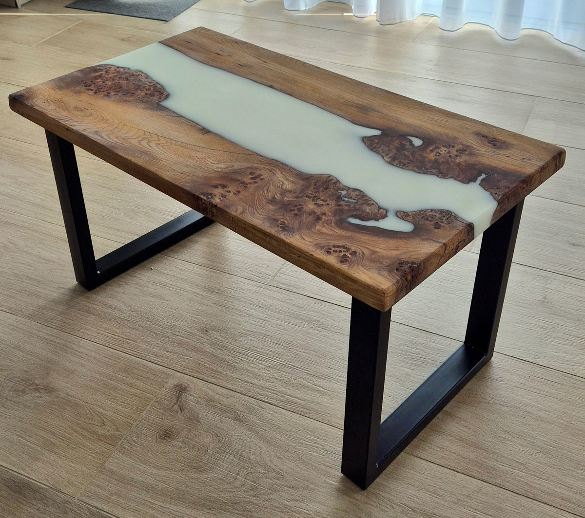 Table basse en loupe d’orme & résine époxy blanche