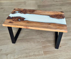 Table basse en loupe d’orme & résine époxy blanche