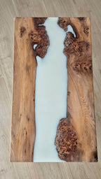Table basse en loupe d’orme & résine époxy blanche