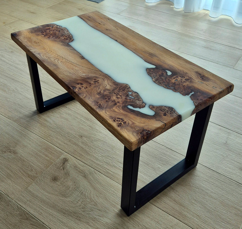 Table basse en loupe d’orme & résine époxy blanche