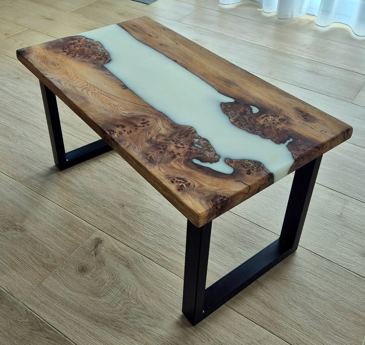 Table basse en loupe d’orme & résine époxy blanche
