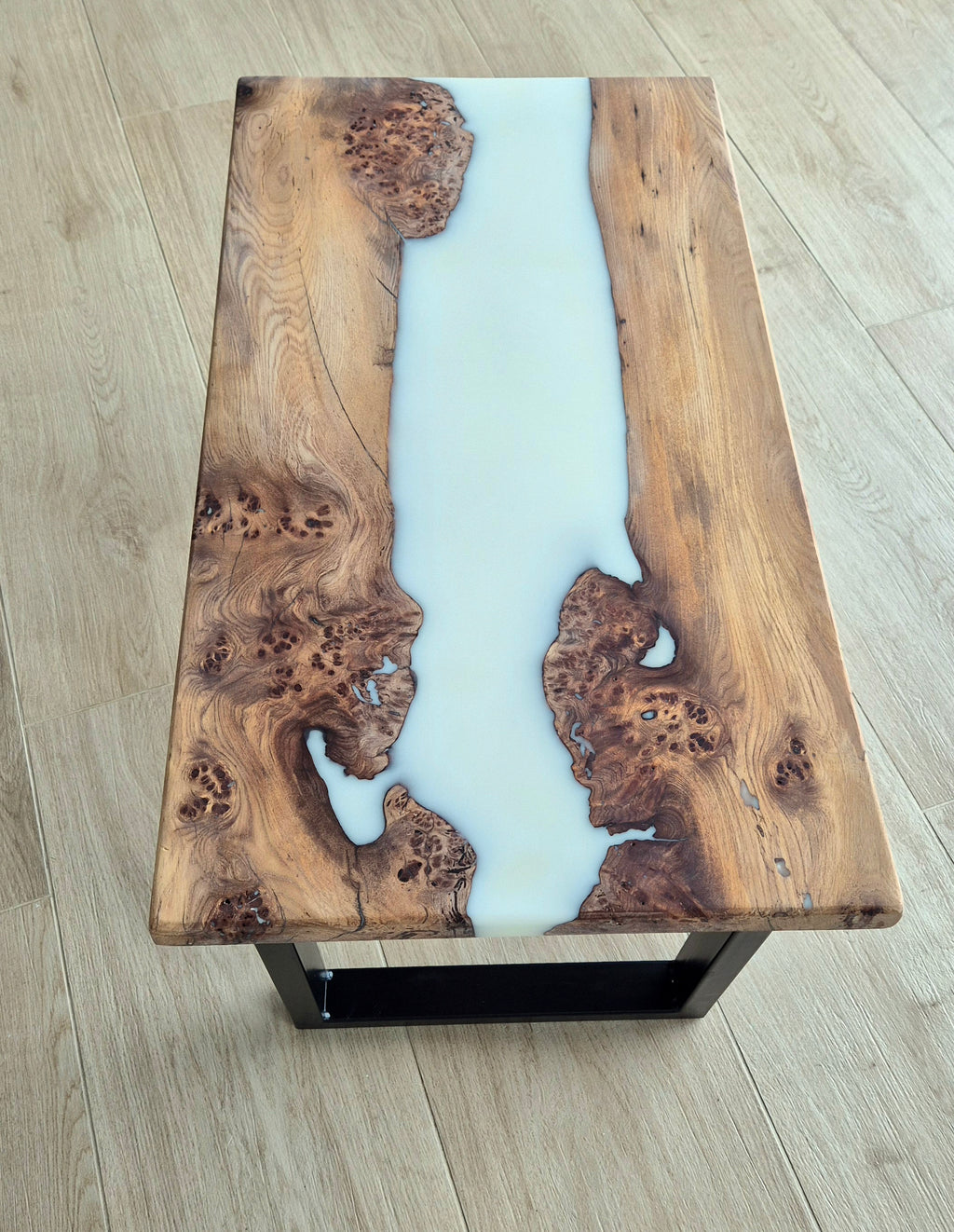 Table basse en loupe d’orme & résine époxy blanche
