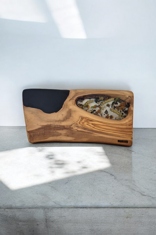 Planche apéro en bois d'olivier & résine epoxy