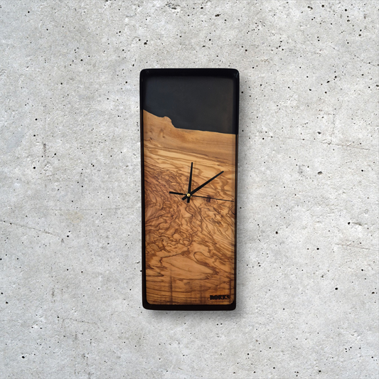 Horloge murale rectangulaire artisanale en bois d’olivier et résine époxy