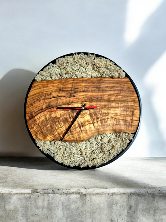Horloge murale artisanale en bois d’olivier et mousse stabilisée blanche