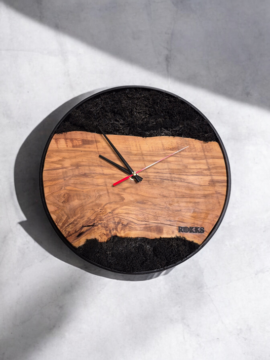 Horloge murale artisanale en bois d’olivier et mousse stabilisée noir