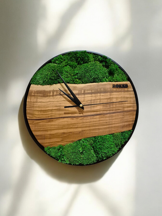 Horloge murale artisanale en bois d’olivier et mousse stabilisée
