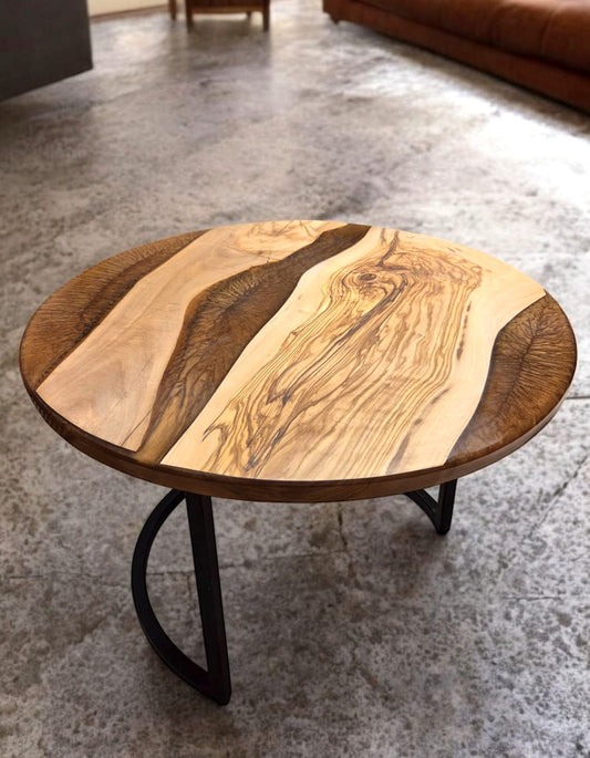 Table basse ronde en bois d’olivier et résine époxy bronze mica