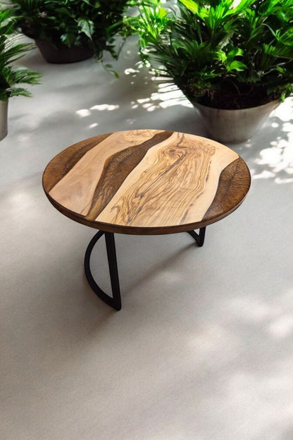 Table basse ronde en bois d’olivier et résine époxy bronze mica