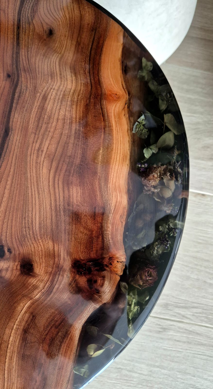 Table d'appoint en orme massif & résine époxy florale
