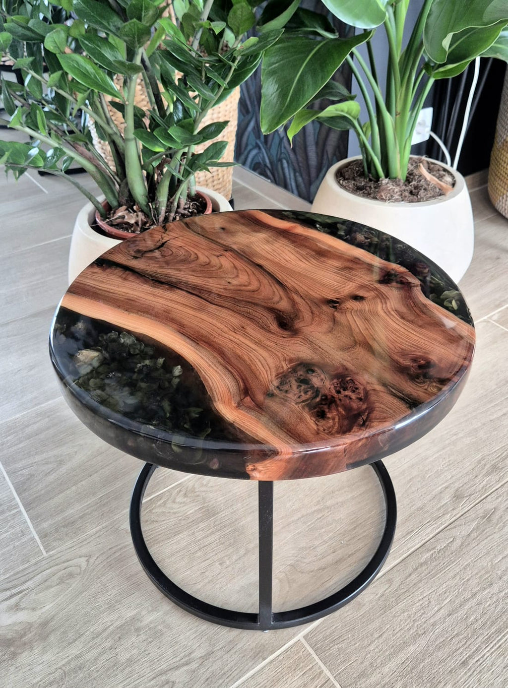 Table d'appoint en orme massif & résine époxy florale