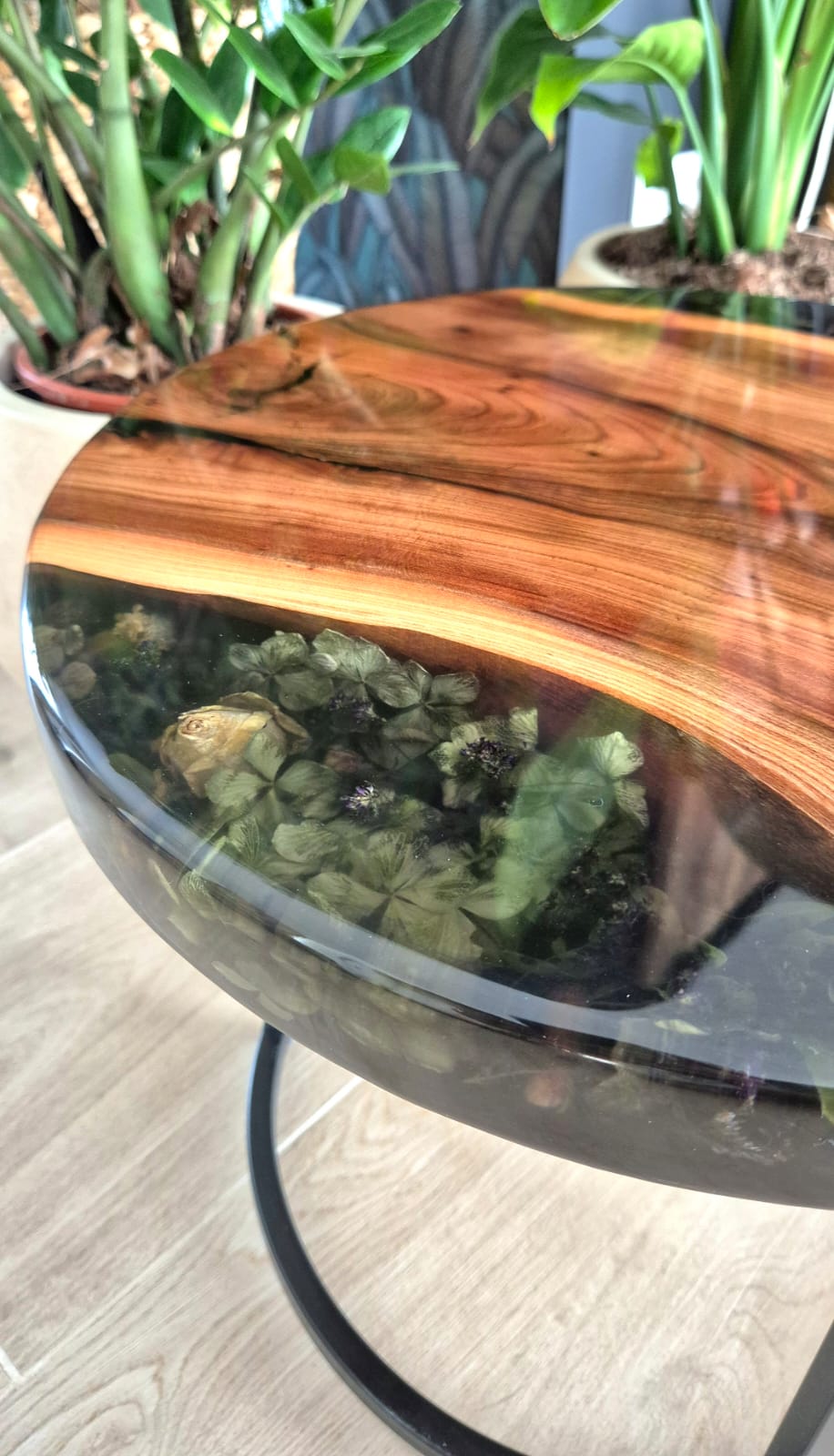 Table d'appoint en orme massif & résine époxy florale