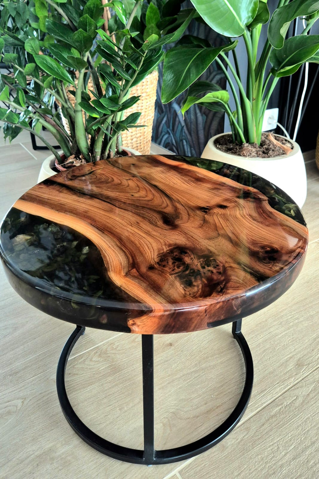 Table d'appoint en orme massif & résine époxy florale