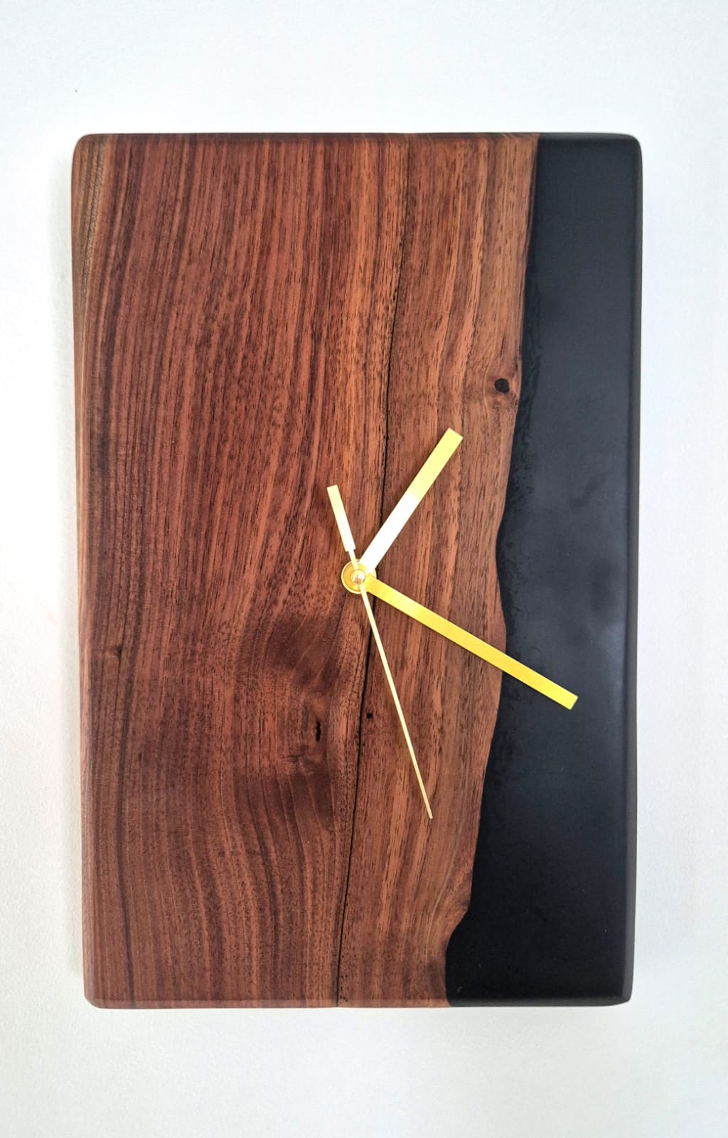 Horloge murale en noyer américain & époxy noire