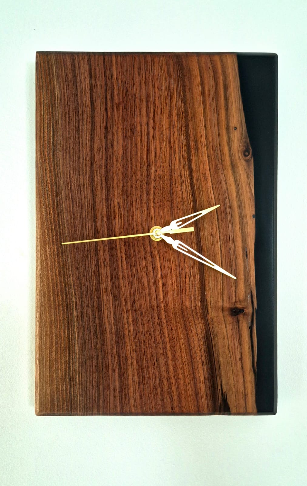 Horloge murale en noyer américain & résine époxy noire