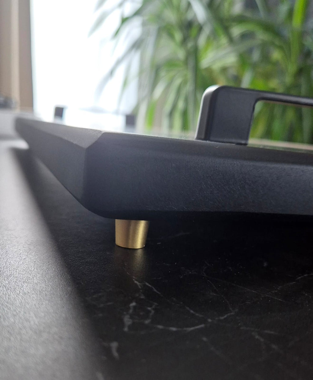 Plateau de service en noyer américain & résine époxy noire