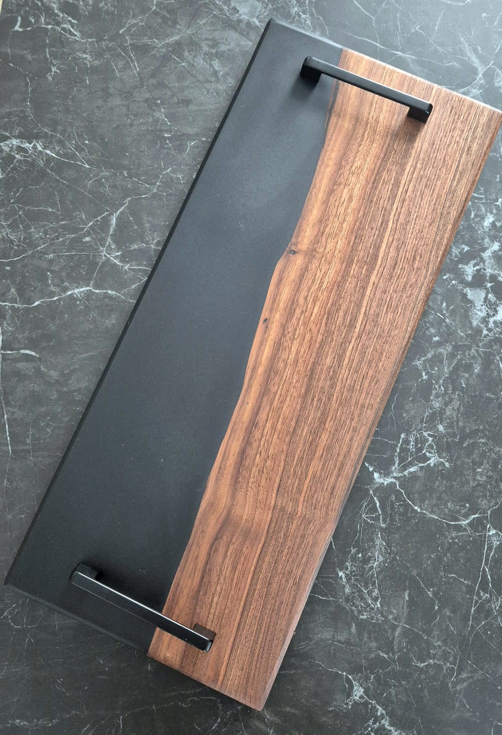 Plateau de service en noyer américain & résine époxy noire