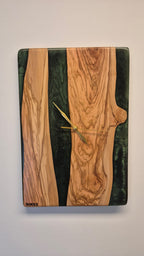 Horloge murale en bois d’olivier et résine époxy verte