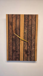 Horloge murale en noyer, chêne et résine époxy noire