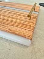 Plateau en bois d’olivier & résine époxy blanche