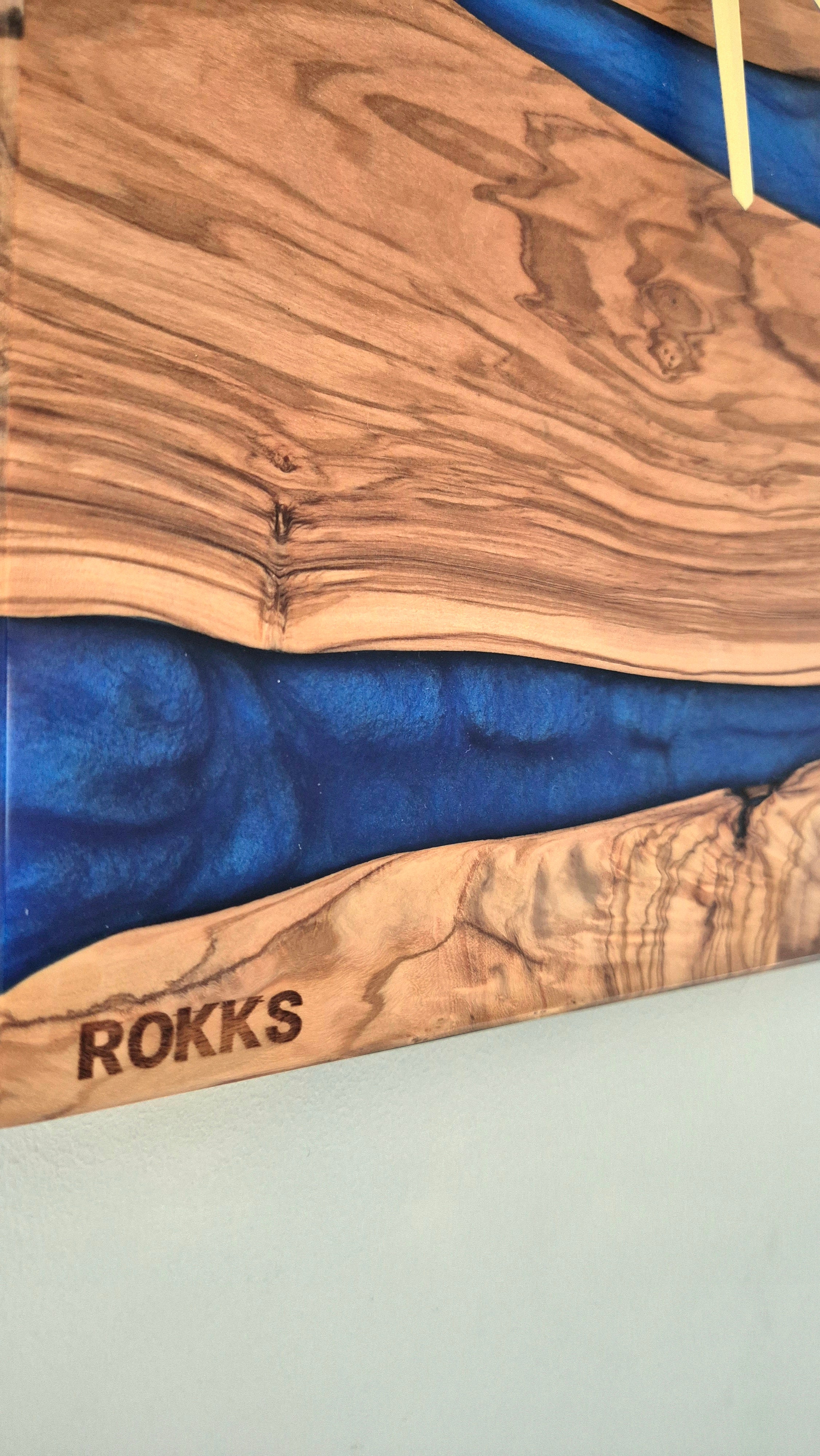 Horloge bois d'olivier et resine epoxy bleu