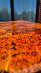 Table d'appoint en loupe d'aulne & résine époxy verte