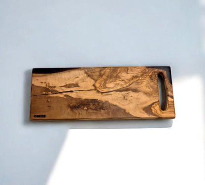 Planche à découper en bois d’olivier et epoxy brune