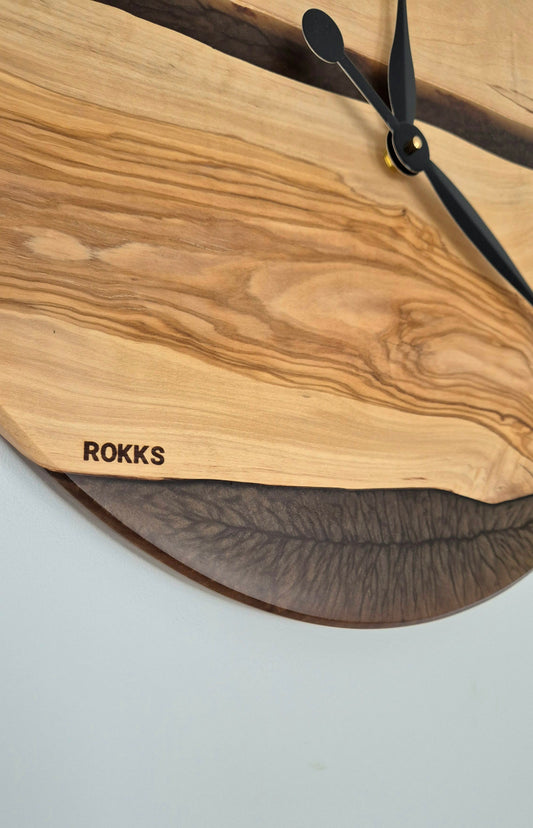 Horloge murale en bois d’olivier et résine brune mica