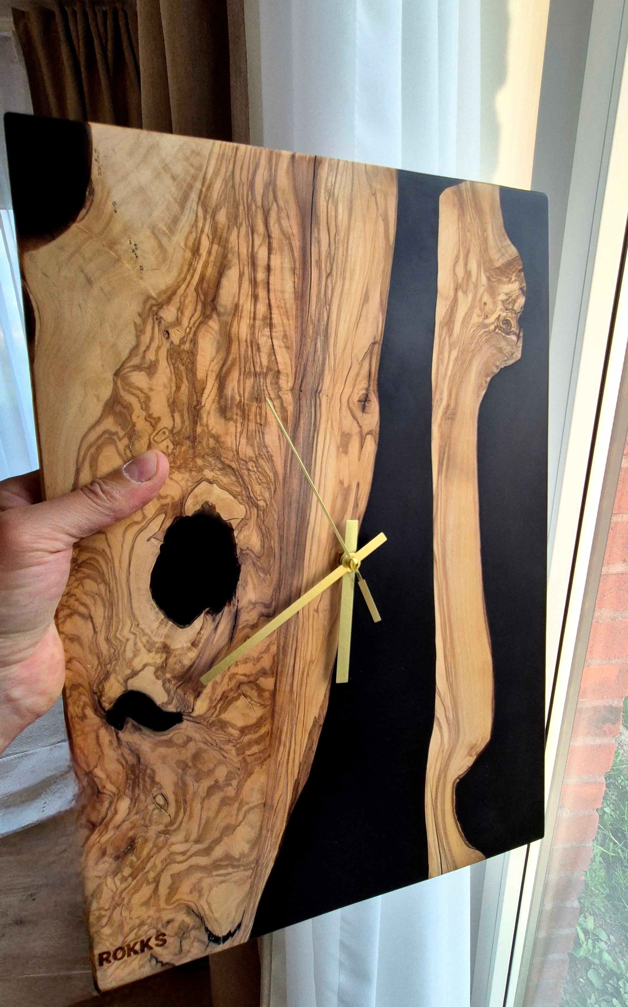 Horloge en bois d’olivier et résine époxy noire rectangle