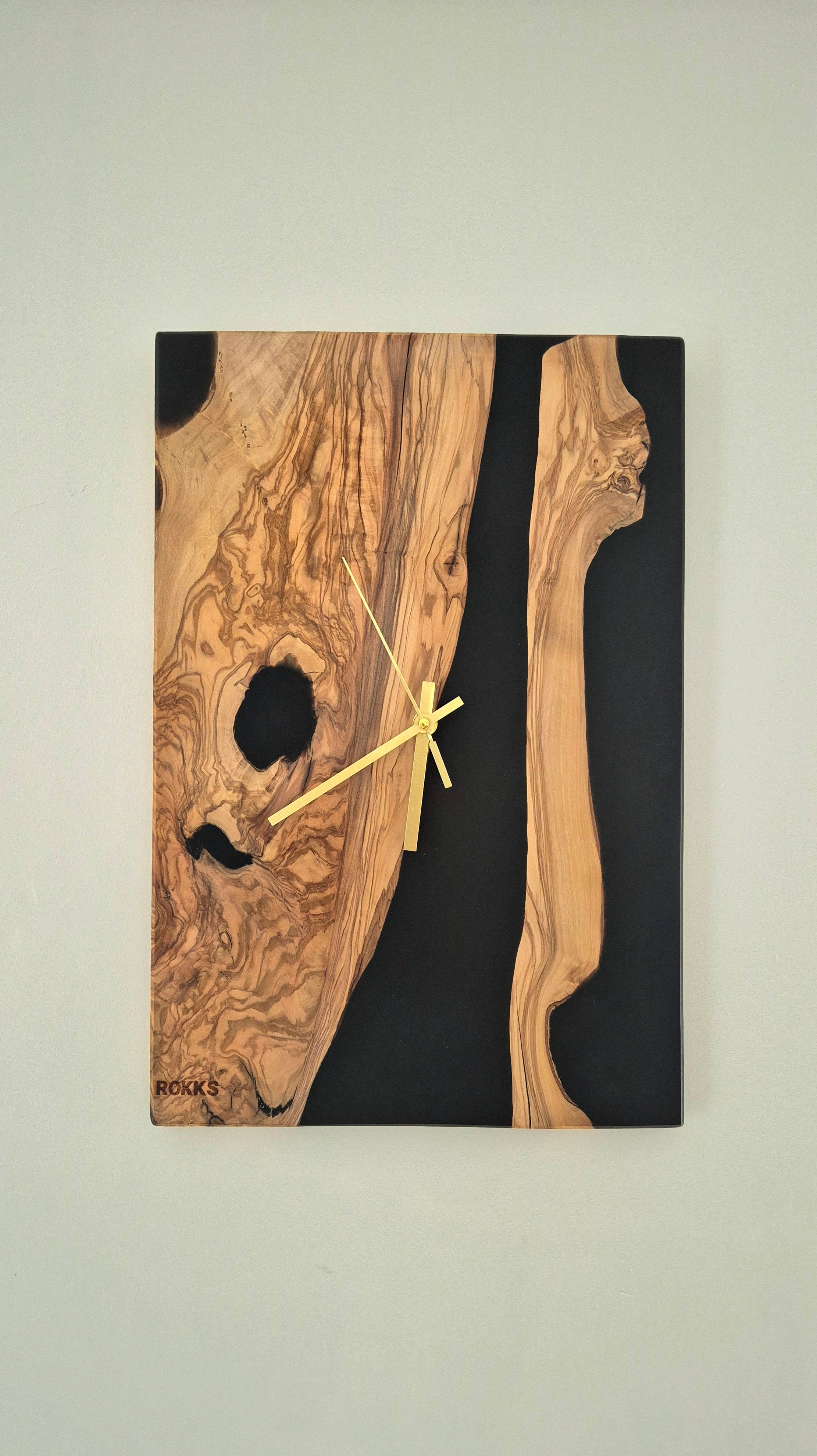 Horloge en bois d’olivier et résine époxy noire rectangle