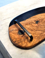 Plateau en bois d’olivier et résine époxy noire.