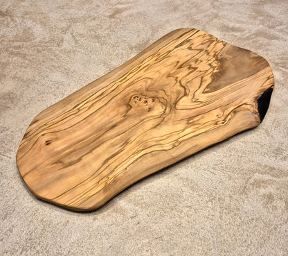 Planche à découper en bois d’olivier et epoxy